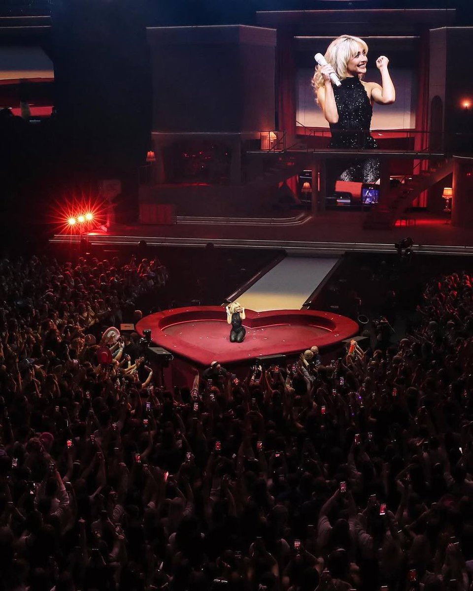 UpdatesBrinaBR's tweet image. CRY BECAUSE IT’S OVER! Faltam 3h30 para o início do último show da Short n’ Sweet Tour. 🤍