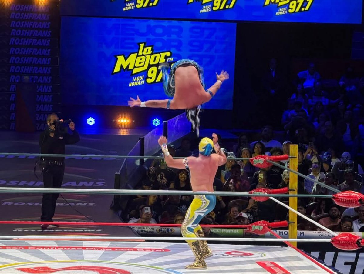 LaTijeraLucha's tweet image. Lucha súper estelar por el campeonato mundial histórico de peso welter del #CMLL🔥
Sensacional triunfo de 
#MáscaraDorada sobre #Komander, extraordinarios vuelos dentro y fuera del ring, con lo que el “chico maravilla”retuvo su campeonato en su casa, la #MexicoCatedral.
#latijera