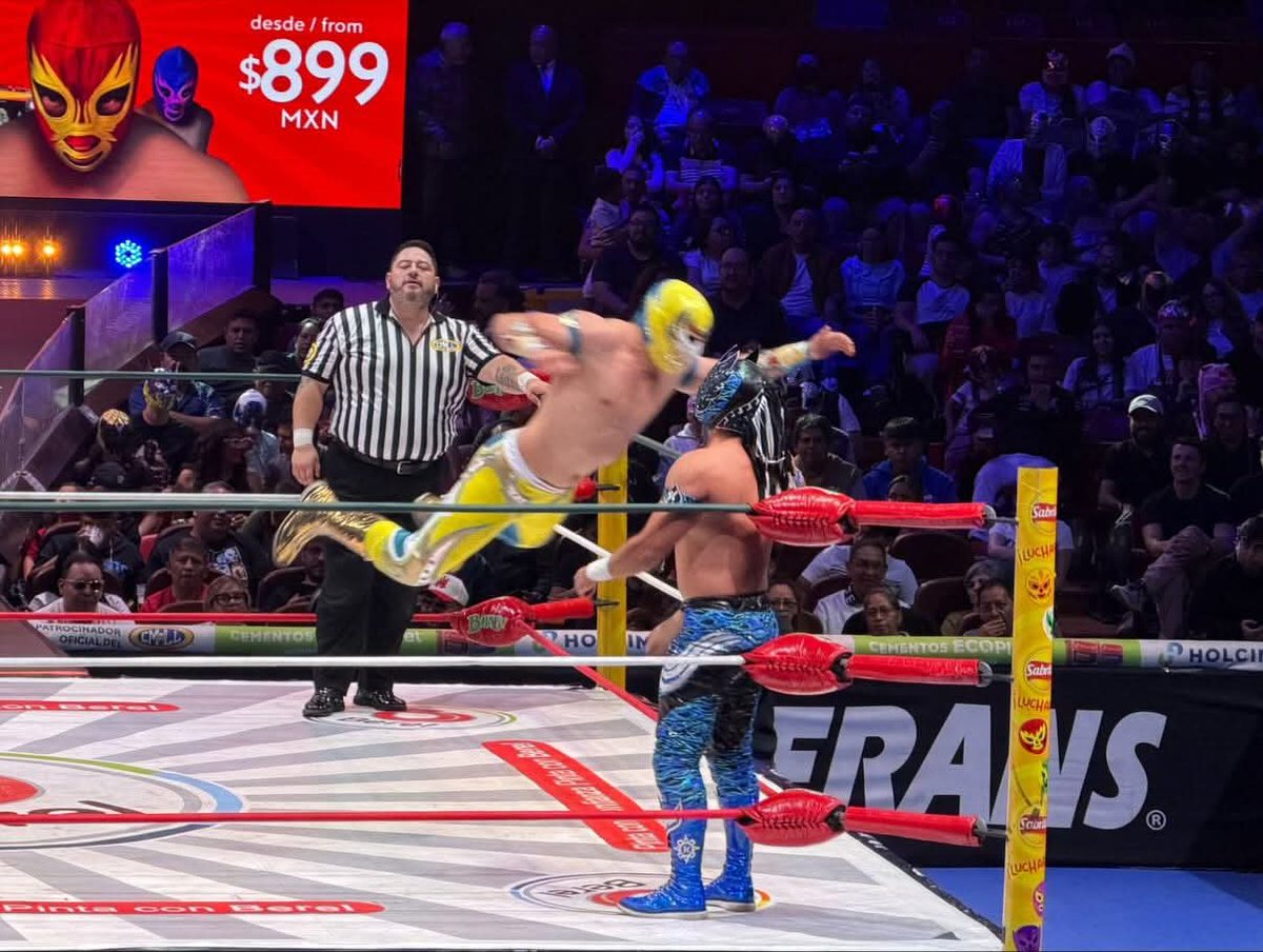 LaTijeraLucha's tweet image. Lucha súper estelar por el campeonato mundial histórico de peso welter del #CMLL🔥
Sensacional triunfo de 
#MáscaraDorada sobre #Komander, extraordinarios vuelos dentro y fuera del ring, con lo que el “chico maravilla”retuvo su campeonato en su casa, la #MexicoCatedral.
#latijera