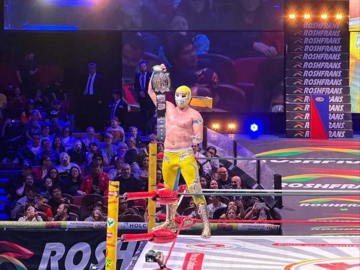 LaTijeraLucha's tweet image. Lucha súper estelar por el campeonato mundial histórico de peso welter del #CMLL🔥
Sensacional triunfo de 
#MáscaraDorada sobre #Komander, extraordinarios vuelos dentro y fuera del ring, con lo que el “chico maravilla”retuvo su campeonato en su casa, la #MexicoCatedral.
#latijera