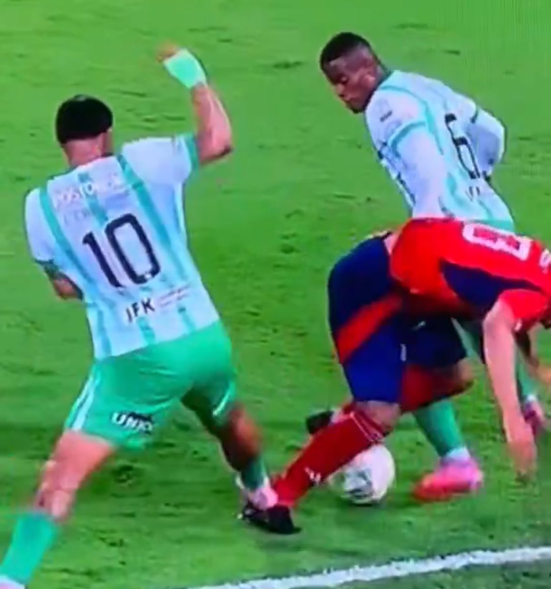 lperezgo's tweet image. Solo hay un equipo en Colombia al que no le expulsan a un jugador después de esto.

Uno solo.

#ContraTodos