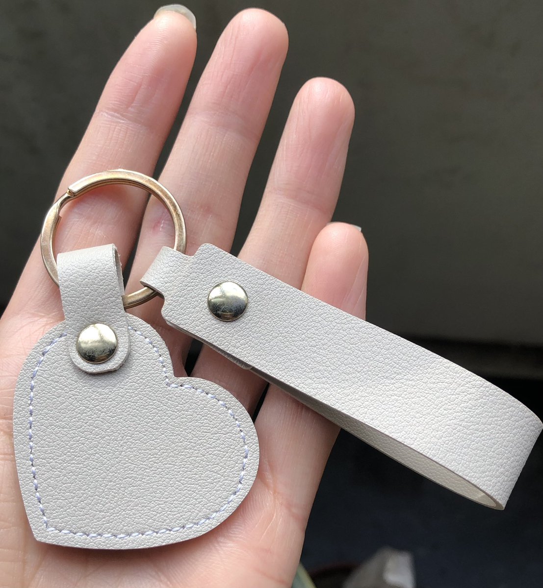 Liongifts2023's tweet image. PVC Leather Custom Heart Shape Keyholder
MOQ is 200units
WhatsApp: wa.me/8618022179927
WeChat: +86-18022179927
Welcome to message us to customize leather Keyholder you need
#leather #pvc #pvcleather #leathercraft #keyholder #keychain #leatherkeyholder #heart