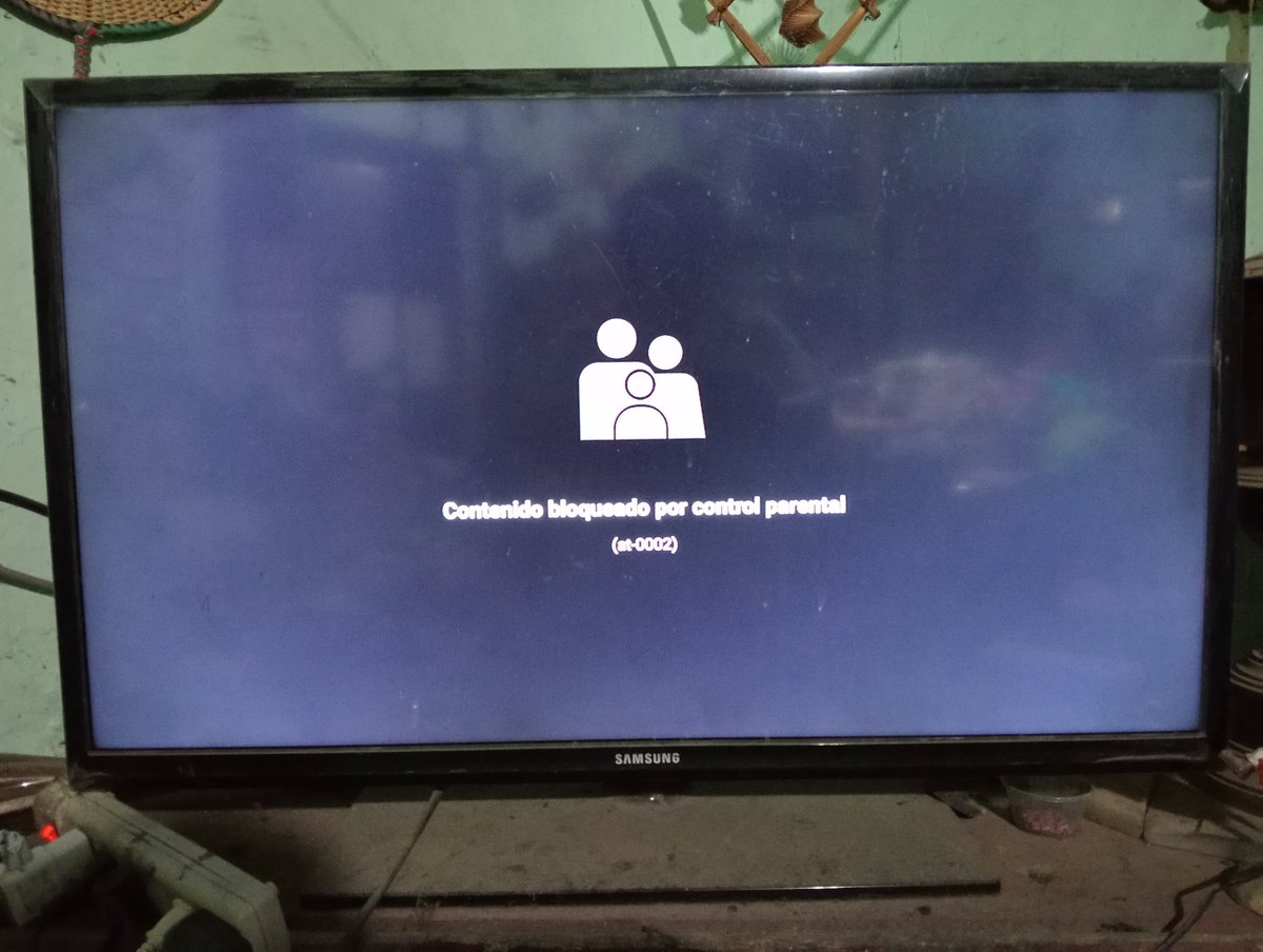 peliche's tweet photo. Van de mal en peor @izzi_mx 
Mi mamá estaba viendo el @Canal22 y de pronto se puso este mensaje de "Contenido bloqueado por control parental"
1. No tenemos control de niños 
2. Ninguna de las dos tocó el control remoto 
3. Estaba viendo la biografía de un fotógrafo 🤷🏻‍♀️
@ayudaizzi https://t.co/W2Z4WexpMK