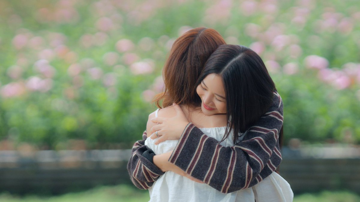 4elementsGL's tweet image. THE EARTH Q24 SHOOTING
#วิวาห์ปฐพีคิว24

กอดกันแน่นขนาดนี้…แล้วคนโสดอย่างเจ๊จะอยู่ยังไงล่ะคะ!!! 🤣💘

พี่ดินก็รัดแน่น น้องโรสก็กอดตอบแบบไม่มีที่ว่างให้ใครสักคน โอ้ยยยยยยยยย มันแรงต่อใจมากกกกกกกกกกก!!!

เขินจนหายใจติดขัด เจ๊นี่ถึงขั้นอยากจะนอนเอาหน้าแนบทิชชู่……