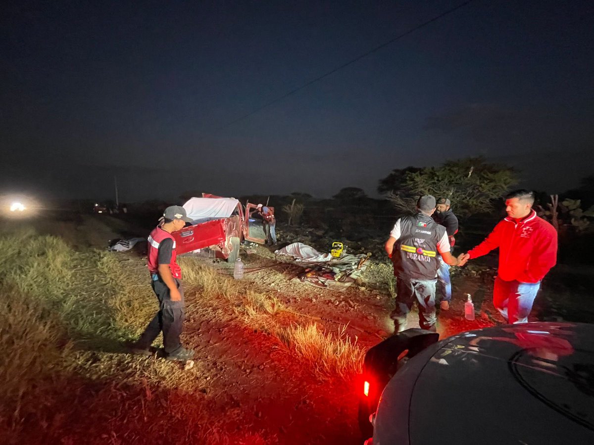 Canal12Dgo's tweet image. 🚨 ACCIDENTE DEJA 4 PERSONAS SIN VIDA 🚨

Esta tarde se registró un fuerte choque entre dos camionetas en el poblado de Ignacio Allende:

🔴 Silverado roja (FS-7837D)
➡️ 3 personas fallecidas

🔴 RAM roja (FU-5159-B)
➡️ 1 persona fallecida