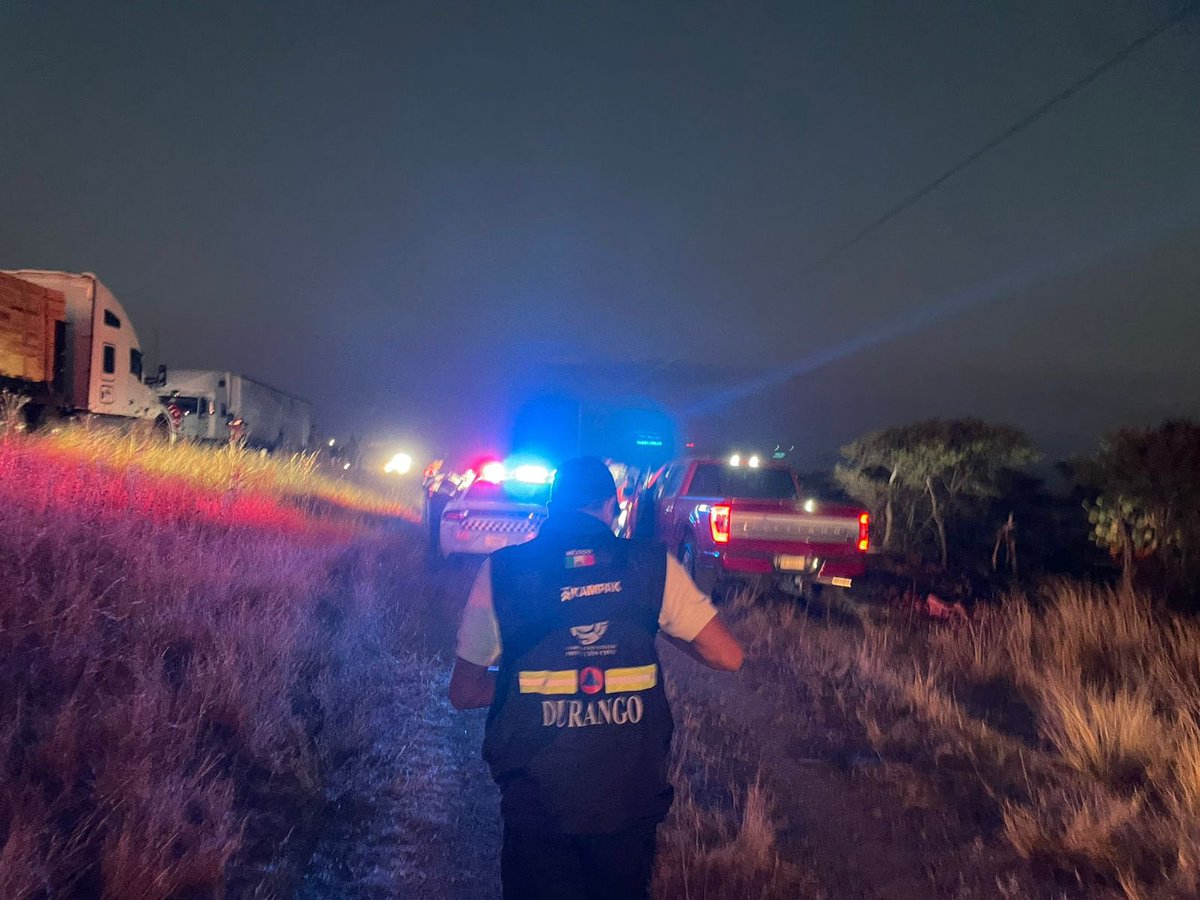 Canal12Dgo's tweet image. 🚨 ACCIDENTE DEJA 4 PERSONAS SIN VIDA 🚨

Esta tarde se registró un fuerte choque entre dos camionetas en el poblado de Ignacio Allende:

🔴 Silverado roja (FS-7837D)
➡️ 3 personas fallecidas

🔴 RAM roja (FU-5159-B)
➡️ 1 persona fallecida