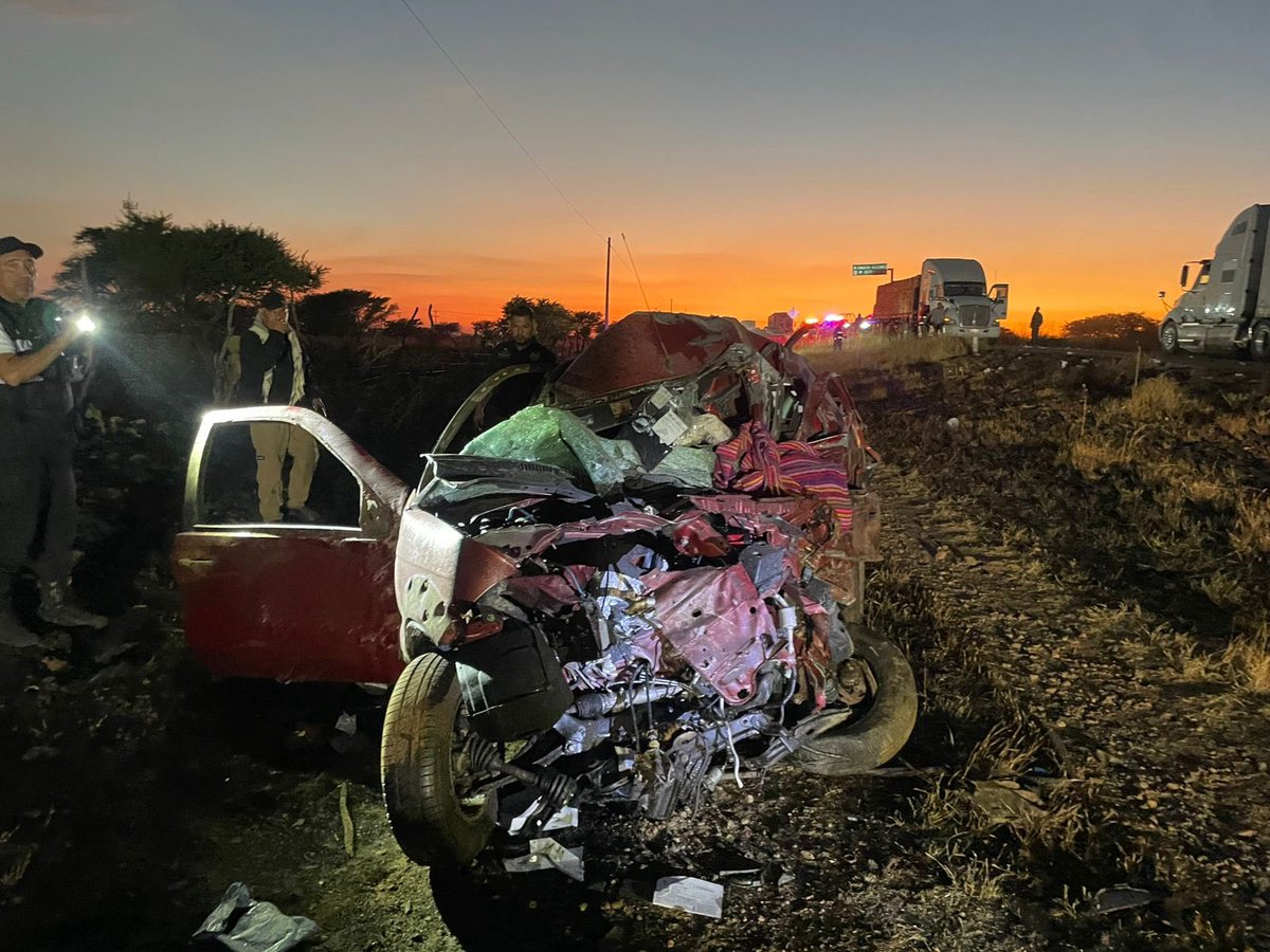Canal12Dgo's tweet image. 🚨 ACCIDENTE DEJA 4 PERSONAS SIN VIDA 🚨

Esta tarde se registró un fuerte choque entre dos camionetas en el poblado de Ignacio Allende:

🔴 Silverado roja (FS-7837D)
➡️ 3 personas fallecidas

🔴 RAM roja (FU-5159-B)
➡️ 1 persona fallecida
