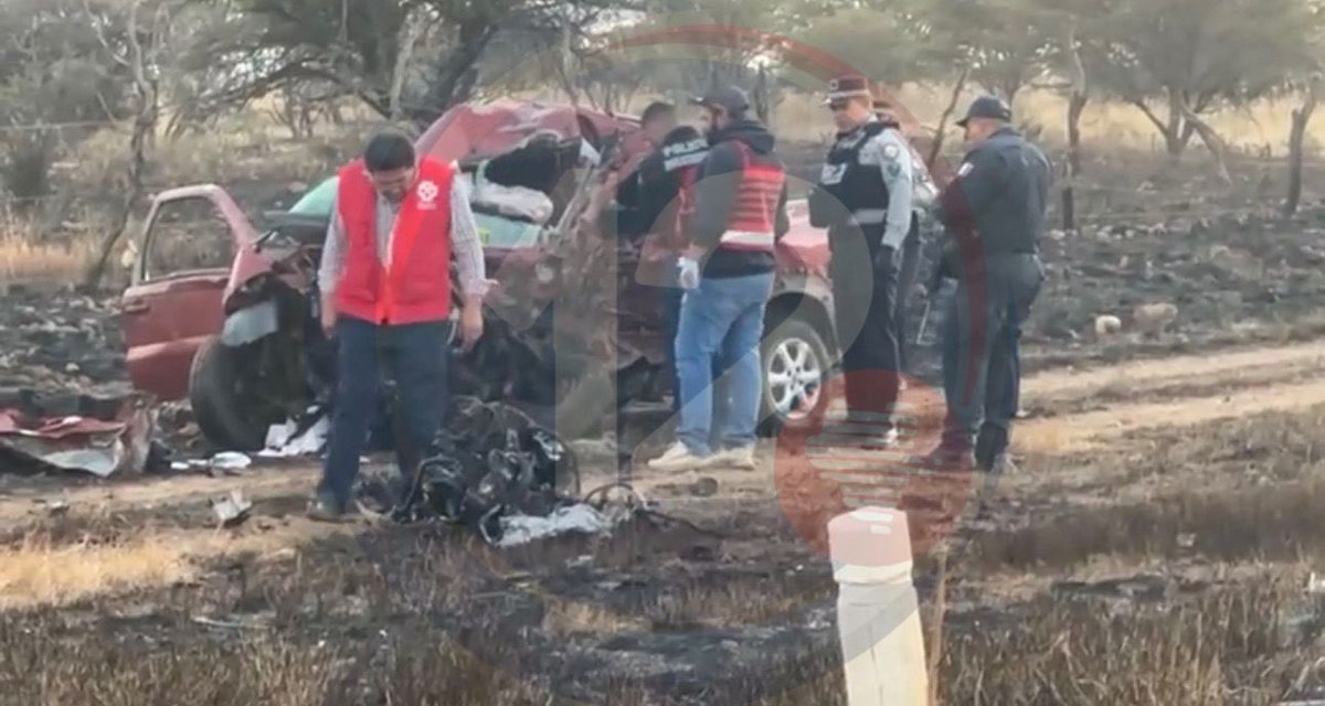 Canal12Dgo's tweet image. 🚨 ACCIDENTE DEJA 4 PERSONAS SIN VIDA 🚨

Esta tarde se registró un fuerte choque entre dos camionetas en el poblado de Ignacio Allende:

🔴 Silverado roja (FS-7837D)
➡️ 3 personas fallecidas

🔴 RAM roja (FU-5159-B)
➡️ 1 persona fallecida