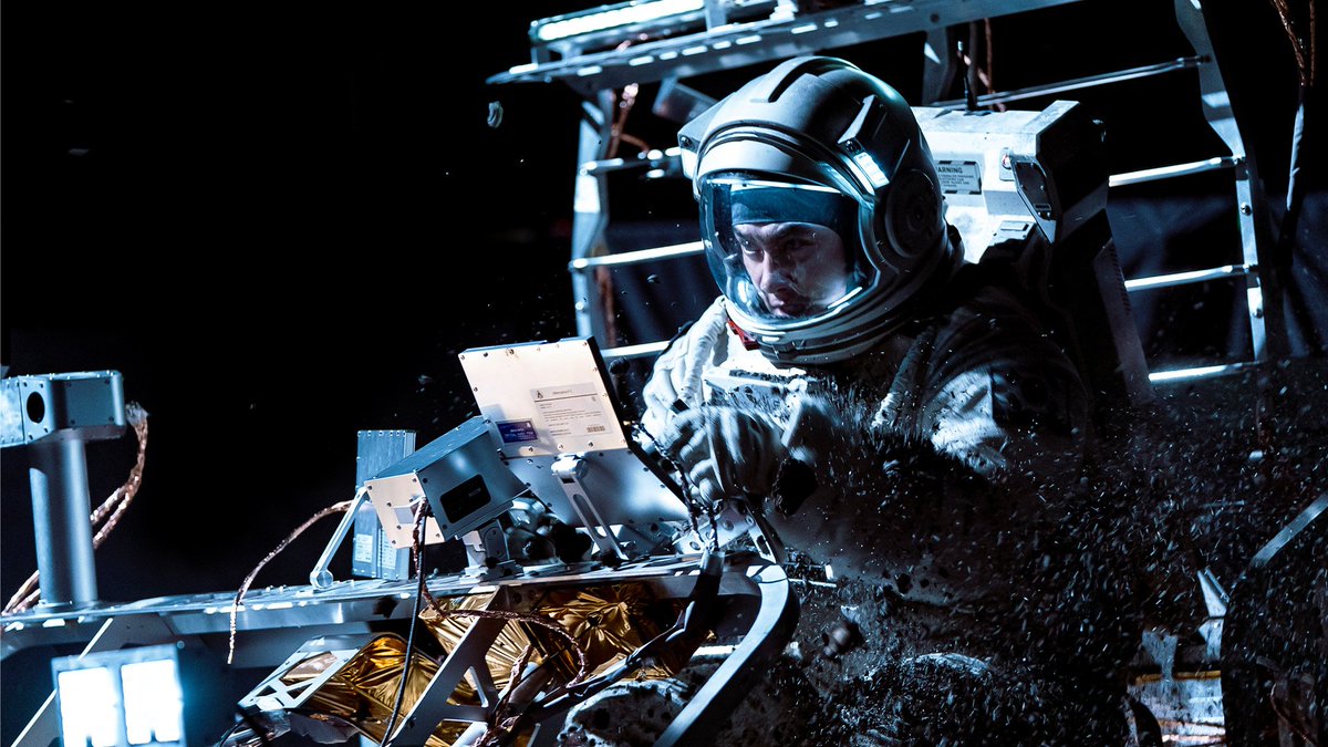 48. Rescate lunar (Deo mun)
🇰🇷 2023
Dir. Kim Yong-hwa

- Corea se suma a la carrera espacial
- El cráter Képler como zona segura
- Problemas con los estirados de la NASA
- No sin mi peluche
- GPS lunar
- Cuando sólo queda el menos preparado del equipo
- Traumitas del pasado