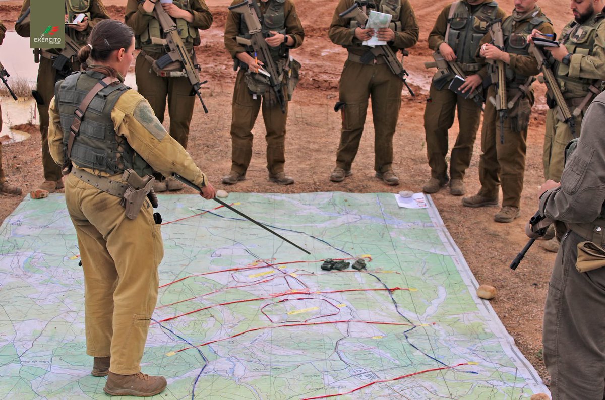 Exercito_pt's tweet photo. 💥 Militares da 2.ª Força Nacional Destacada executam treinos de fogo real no Campo Militar de Santa Margarida, demonstrando a precisão, a coordenação e o ritmo operacional que sustentam esta capacidade em aprontamento para a missão na Eslováquia.

#ExércitoPortuguês #CMSM #2FND https://t.co/MmTt6M1aYU