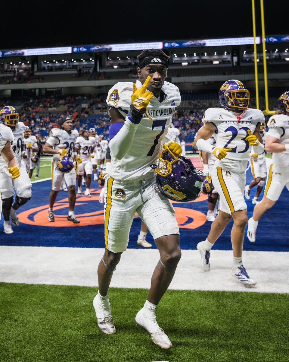 eggcellentvp's tweet photo. ECU says " birds up " in the Alamodome; class act! https://t.co/PhFqkilWG0