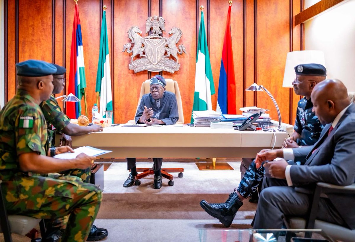 SundayDareSD's tweet image. President Bola Tinubu meets with Heads of Military and intelligence agencies to review the nation’s security situation at the State House today