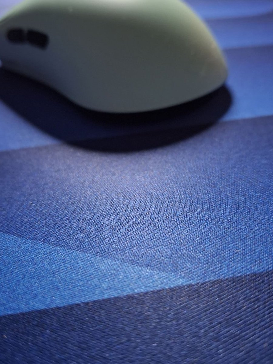 HOLMEScsgo's tweet image. After some time of using this mousepad, here&apos;s my verdict:

-It is a bit faster, but not at the expense of control
-Doing micro movements, stop and go feel smooth, quick and steady
-Pretty much all the mice I tried glide really well on it

Overall, it&apos;s an excellent mouse pad and…