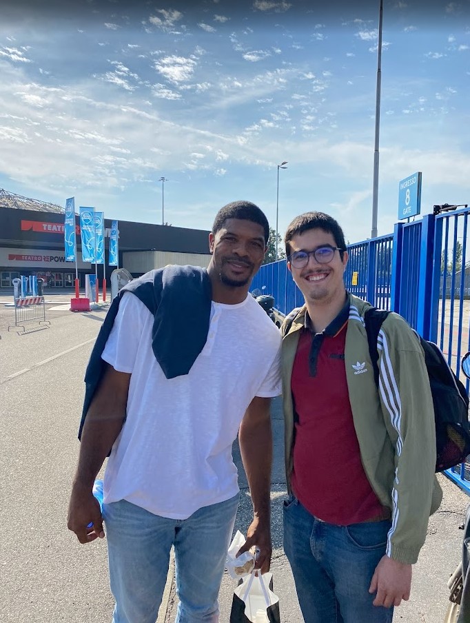 aavzner97's tweet photo. Over my 3 years working in European basketball I had the privilage to meet many of the greats 🏀

The best person out of all of them?
💯 for sure was Kyle Hines

My favorite player playing wise Nico Laprovíttola

The most (un)memorable experience? 🍻😅
Having a drink with Bogdan https://t.co/gAGX6xp75A