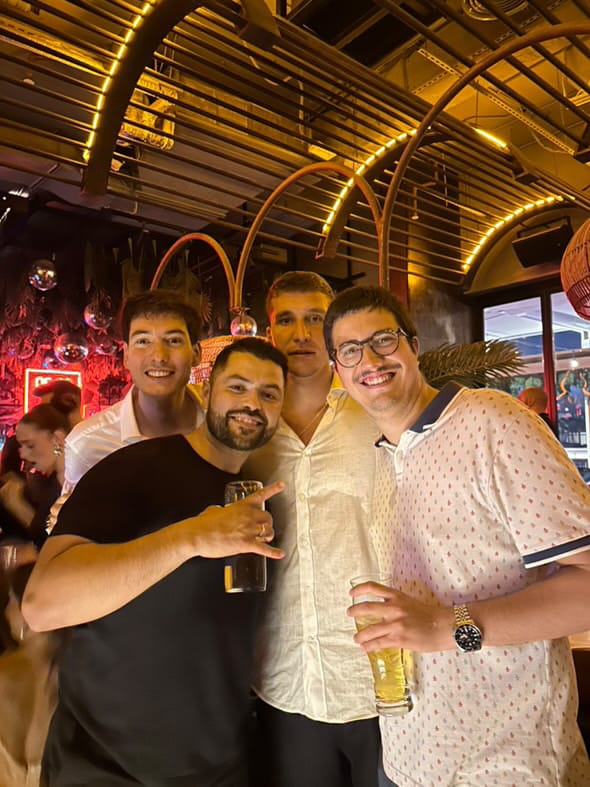 aavzner97's tweet photo. Over my 3 years working in European basketball I had the privilage to meet many of the greats 🏀

The best person out of all of them?
💯 for sure was Kyle Hines

My favorite player playing wise Nico Laprovíttola

The most (un)memorable experience? 🍻😅
Having a drink with Bogdan https://t.co/gAGX6xp75A