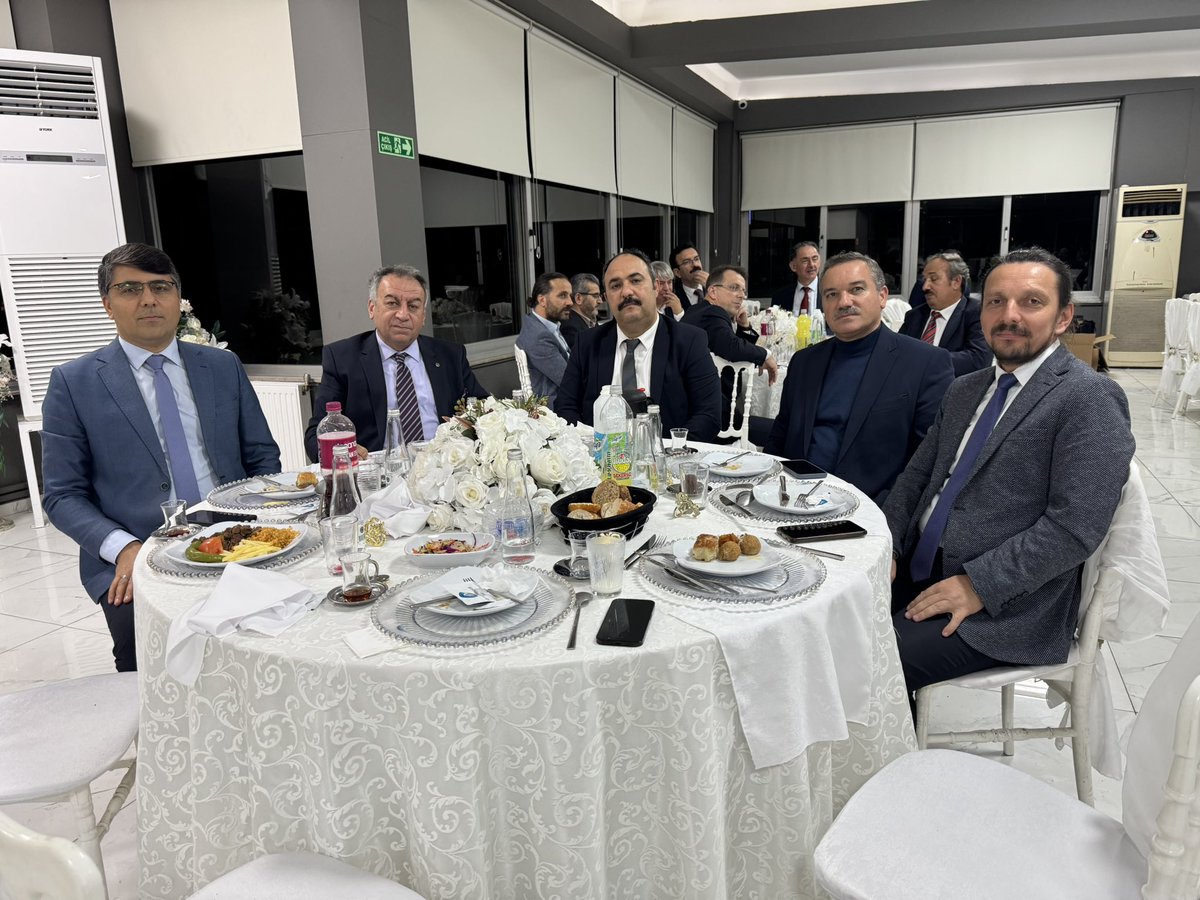 timurtugral's tweet photo. İstanbul Milli Eğitim ailesi olarak, 24 Kasım Öğretmenler Günü yemeğinde bir araya geldik. @istanbulilmem @MucahitYentur https://t.co/AdWuJd7wtC