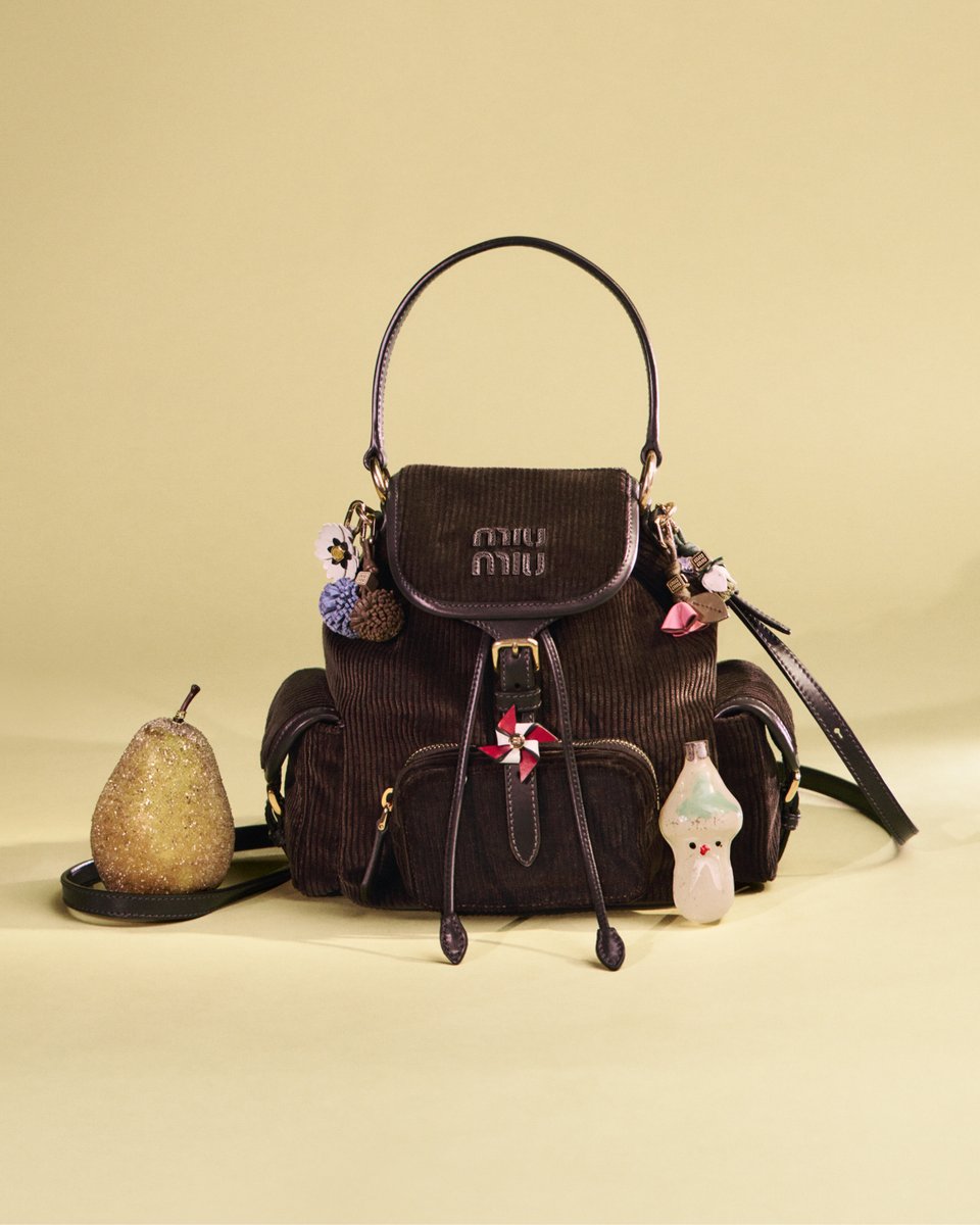 様々なシーンに似合う #ミュウミュウ のバックパックは、スタイルと