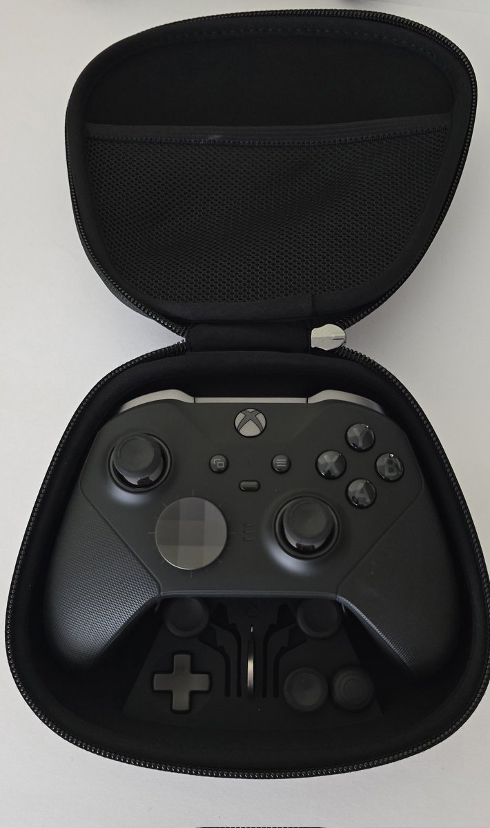 CaptInfernal's tweet image. After 4 long years of grinding on xbox finally replacing my first elite 2 with a new one. Going to get a shell replacement and make my old one as my play anywhere controller. 
#xboxelite #Xbox