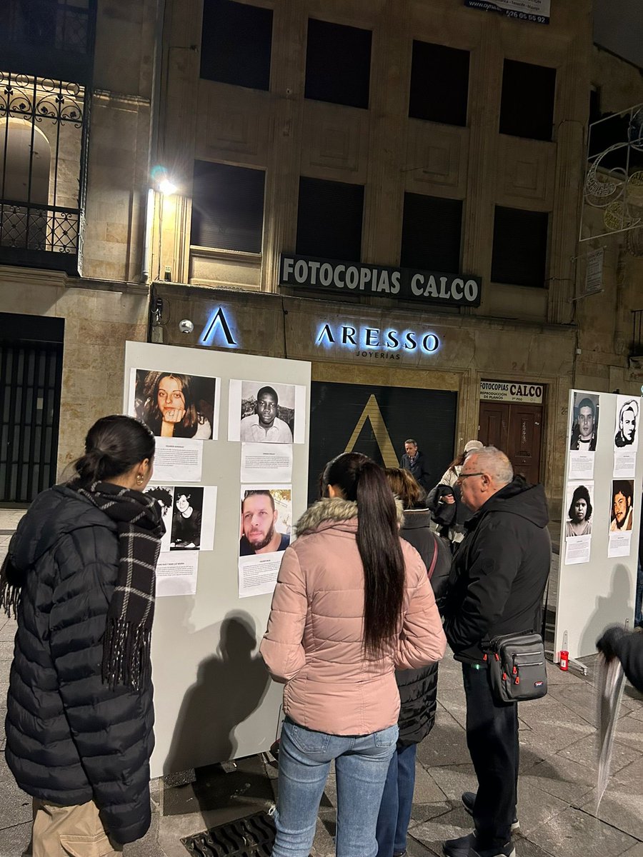 JUSalamanca11's tweet photo. Una vez más, centenares de personas homenajean a las víctimas del fascismo bajo una gran acogida de los transeúntes. 

Salamanca es y será siempre antifascista.

¡UNIDAD OBRERA ANTE EL AUGE DE LA REACCIÓN! https://t.co/oHAkasDq9Y