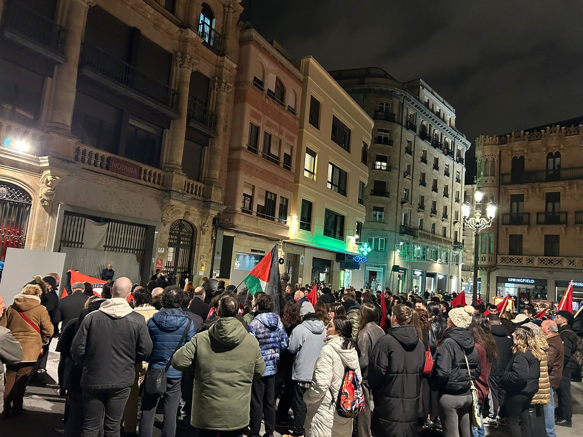 Una vez más, centenares de personas homenajean a las víctimas del fascismo bajo una gran acogida de los transeúntes. 

Salamanca es y será siempre antifascista.

¡UNIDAD OBRERA ANTE EL AUGE DE LA REACCIÓN!
