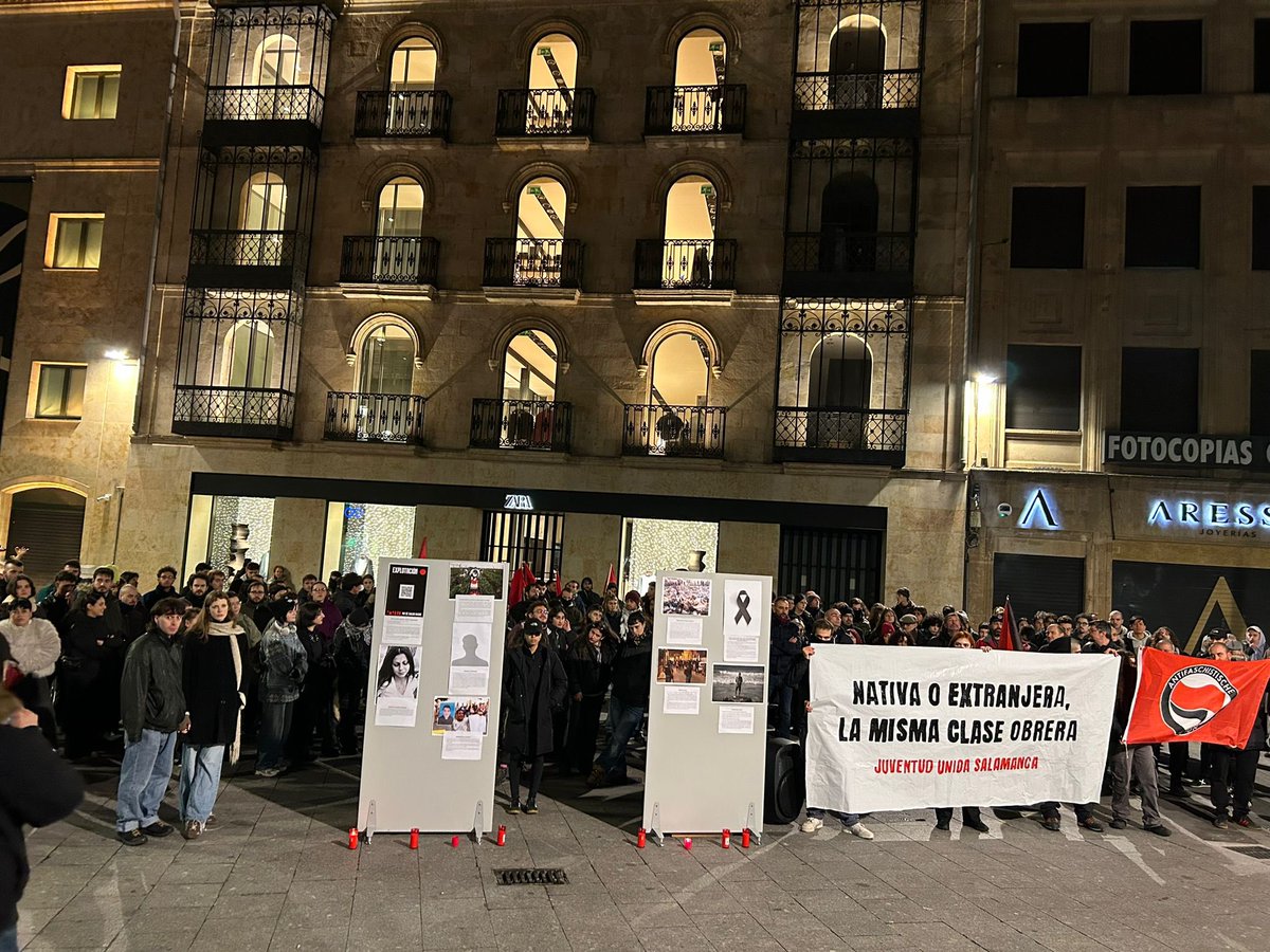 JUSalamanca11's tweet photo. Una vez más, centenares de personas homenajean a las víctimas del fascismo bajo una gran acogida de los transeúntes. 

Salamanca es y será siempre antifascista.

¡UNIDAD OBRERA ANTE EL AUGE DE LA REACCIÓN! https://t.co/oHAkasDq9Y