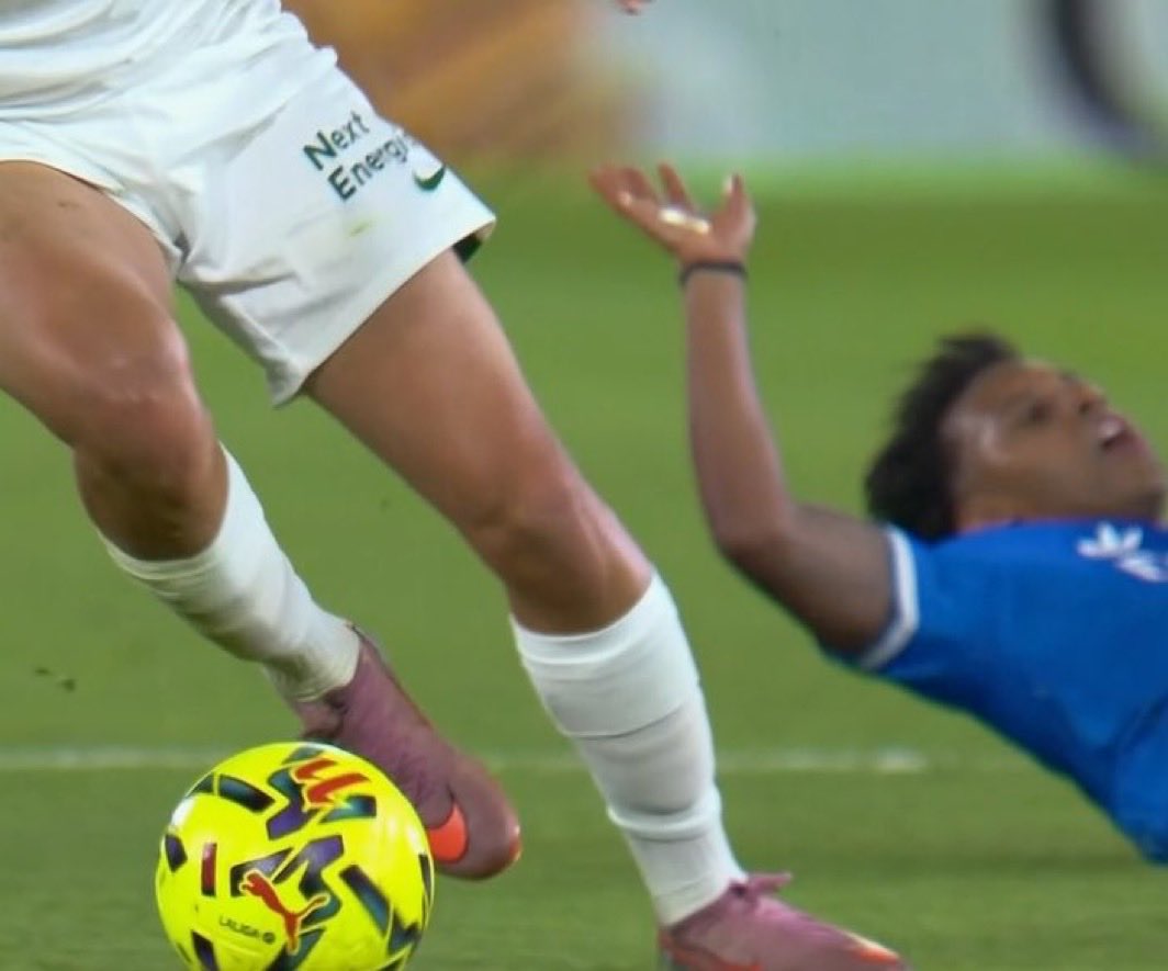 Rodrygo Goes ha marcado 0 goles en los últimos 29 partidos que ha jugado con el Real Madrid.

Tremendo.