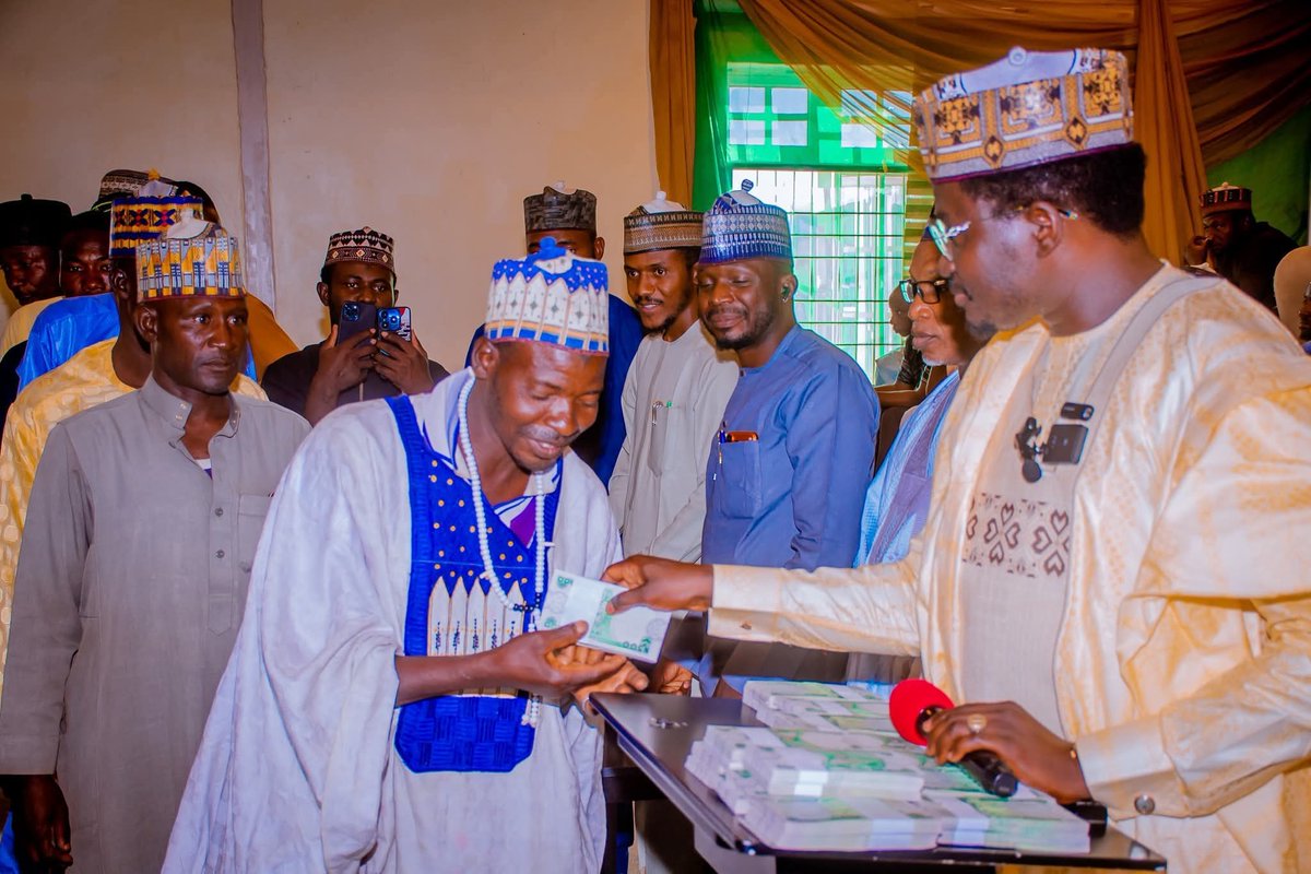 Ismailsiraa's tweet image. Today, Again Hon kabiru Amadu Mai Palace  distributed funds to 100 small business owners in five of the twenty-two constituencies that I represent. The amount we have distributed, 10,000,000 Million to the communities in the constituencies 

Each them benefited 100k. 
Mai sira✍️