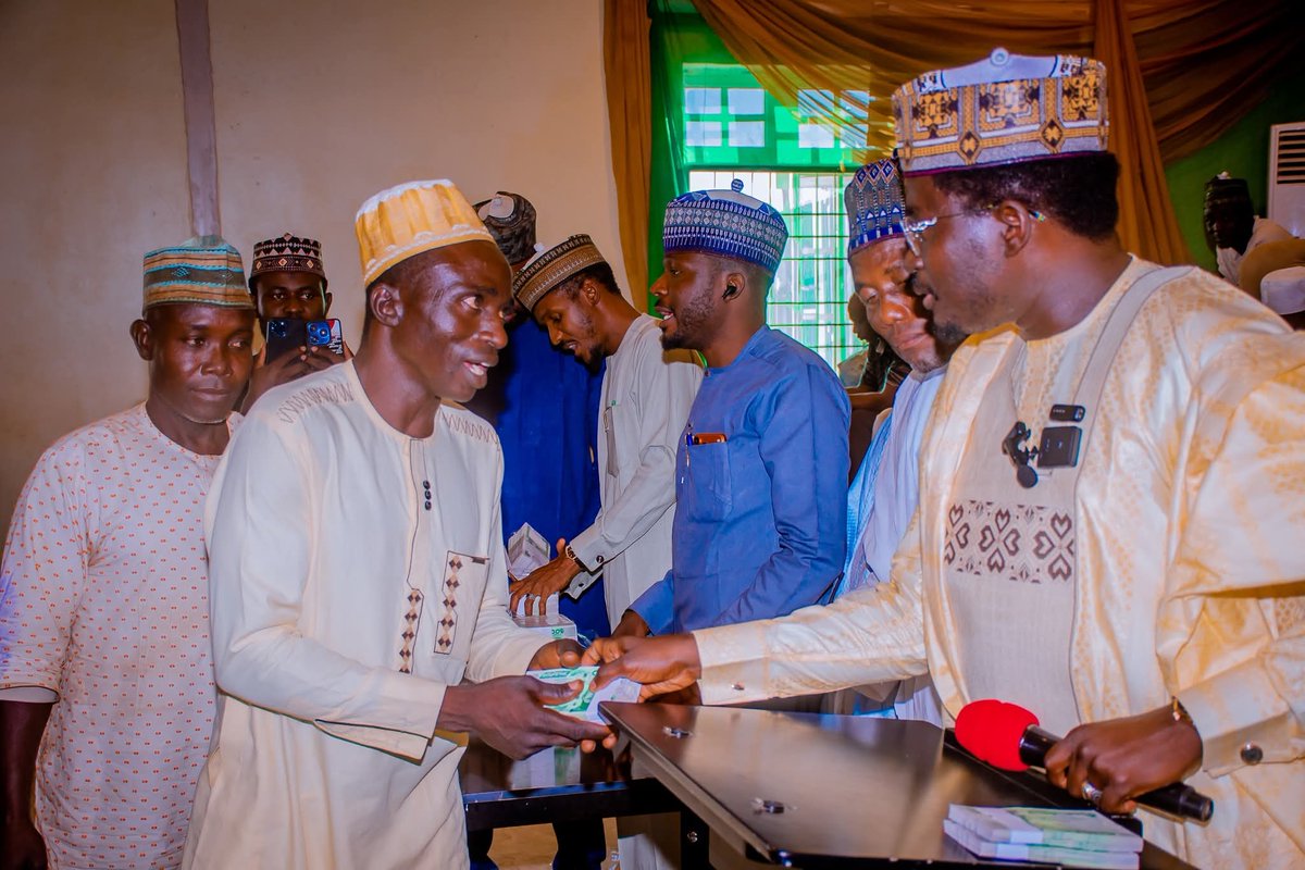 Ismailsiraa's tweet image. Today, Again Hon kabiru Amadu Mai Palace  distributed funds to 100 small business owners in five of the twenty-two constituencies that I represent. The amount we have distributed, 10,000,000 Million to the communities in the constituencies 

Each them benefited 100k. 
Mai sira✍️