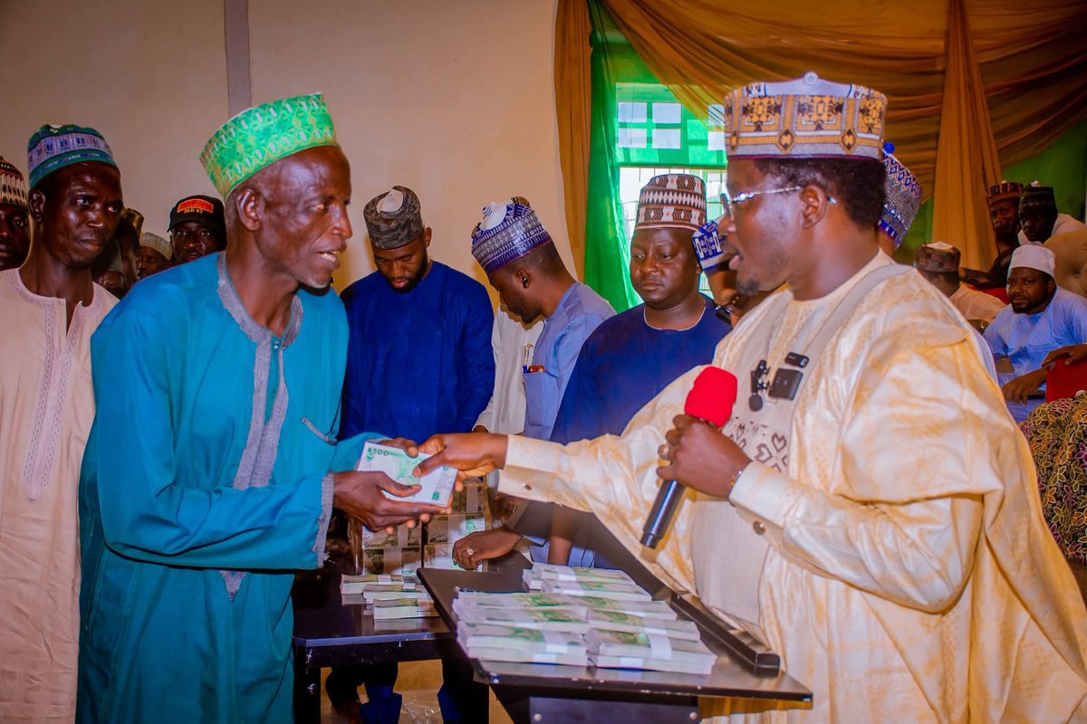 Ismailsiraa's tweet image. Today, Again Hon kabiru Amadu Mai Palace  distributed funds to 100 small business owners in five of the twenty-two constituencies that I represent. The amount we have distributed, 10,000,000 Million to the communities in the constituencies 

Each them benefited 100k. 
Mai sira✍️