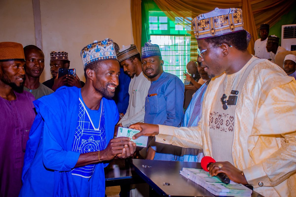 Ismailsiraa's tweet image. Today, Again Hon kabiru Amadu Mai Palace  distributed funds to 100 small business owners in five of the twenty-two constituencies that I represent. The amount we have distributed, 10,000,000 Million to the communities in the constituencies 

Each them benefited 100k. 
Mai sira✍️