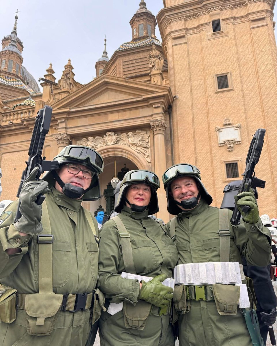 501stSpecOps's tweet image. Mission accomplished. Imperial troopers share a moment of pride after a flawless parade display. Their smiles reflect the unity &amp;amp; strength of the Empire

TX17566, TX67215 &amp;amp; TX18866, of @Legion501st in Zaragoza Training Day

#501st #Specops #swiftsilentrelentless