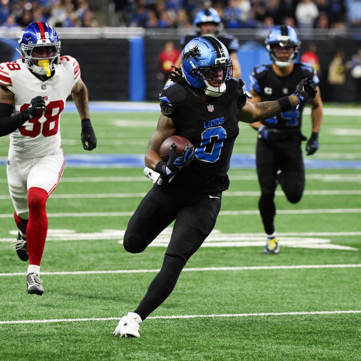 #Lions RB Jahmyr Gibbs today:

- 15 carries
- 219 rushing yards
- 11 catches
- 45 receiving yards
- 3 TDs

Total: 26 touches, 264 yards, 3 TDs 😲