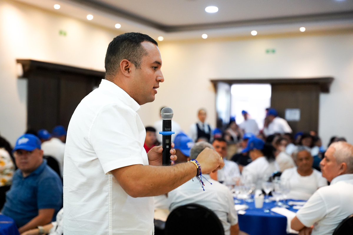 DanielRestrepoC's tweet image. Compartimos un gran encuentro con líderes de las diferentes comunas y municipios del departamento de Norte de Santander.

Encuentros como este nos recargan de energía y nos impulsan a seguir trabajando con compromiso por Colombia. 💙🇨🇴