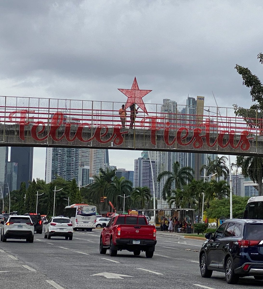 Sr. Alcalde <a href="/Mayer/">Mayer Mizrachi</a> Mizrachi:

Que el Municipio de Panamá coloque letreros de “Felices Fiestas” es una manera solapada de diluir lo que celebramos la inmensa mayoría de los panameños: la Navidad o el nacimiento de Jesús, el Mesías (Yeshúa HaMashíaj).

Se dice ¡Feliz Navidad!