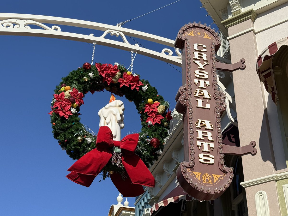 Luke94's tweet image. Magic Kingdom holiday vibes🎄 There’s definitely more this year, but it still can’t hold a candle to what Disneyland has to offer!