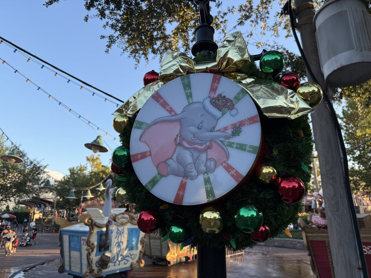 Luke94's tweet image. Magic Kingdom holiday vibes🎄 There’s definitely more this year, but it still can’t hold a candle to what Disneyland has to offer!