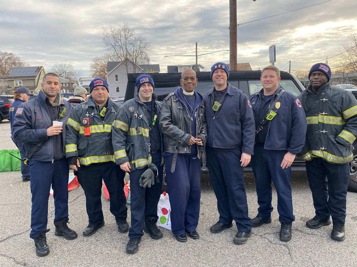 Bloomfieldnjfd's tweet photo. Today, your Bloomfield Firefighters had the honor of assisting at the Mayor Mundell &amp; Bloomfield Township Annual Thanksgiving Food Giveaway.
This incredible community event is made possible by the hard work and generosity of so many contributors across our Township. https://t.co/hiHu9q245S