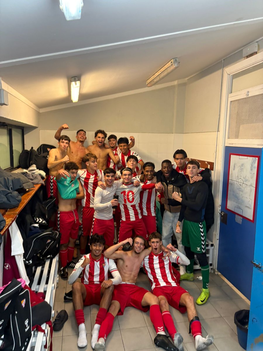 SomMariners's tweet image. 𝐋𝐀 𝐐𝐔𝐀𝐑𝐓𝐀 𝐒𝐄𝐆𝐔𝐈𝐃𝐀 𝐃𝐄𝐋 𝐉𝐔𝐕𝐄𝐍𝐈𝐋 𝐀!

Victòria importantíssima del Juvenil A a Porta (1-2) davant el Congrés per ser segons a la classificació i mantenir un mes de novembre perfecte.

Som-hi, mariners! ⚓

#SomMariners 🔴⚪ #Barceloneta