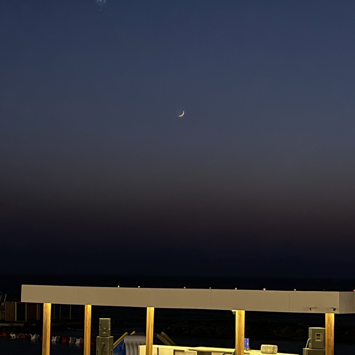 188hm's tweet image. ما أوسَع السماء ! 
ليت السماء قلبي ..