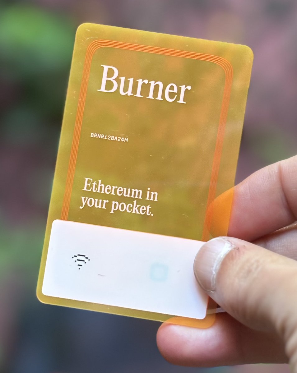 diego_defi's tweet image. 🃏 Probando la wallet tarjeta @useburner 

✅ Lo que me voló la cabeza
• Setup en 30 segundos  
• Soporta Ethereum, Arbitrum, Base y Optimism  
• UI retro-pixel que te saca sonrisa  
• Para firmar TX → apoyás la tarjeta y ponés PIN  

🟥 Lo que me dolió  
• No hay forma de…