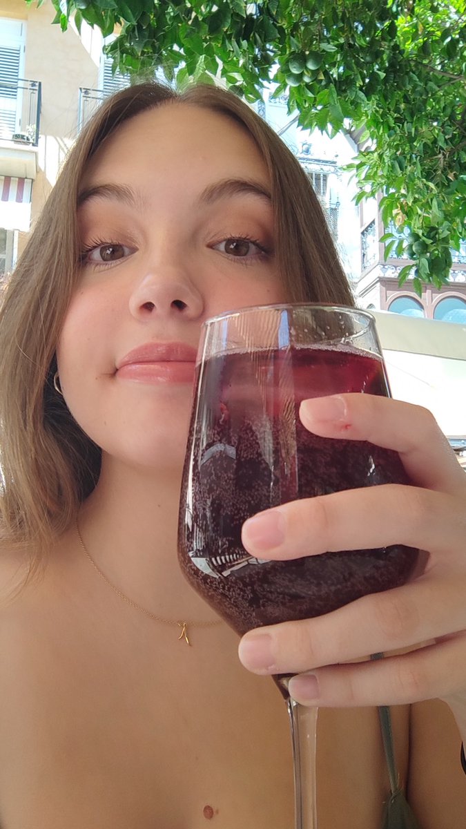 dnphriends's tweet image. DANIFIL GET ON THAT TINTO DE VERANO SHIT RN