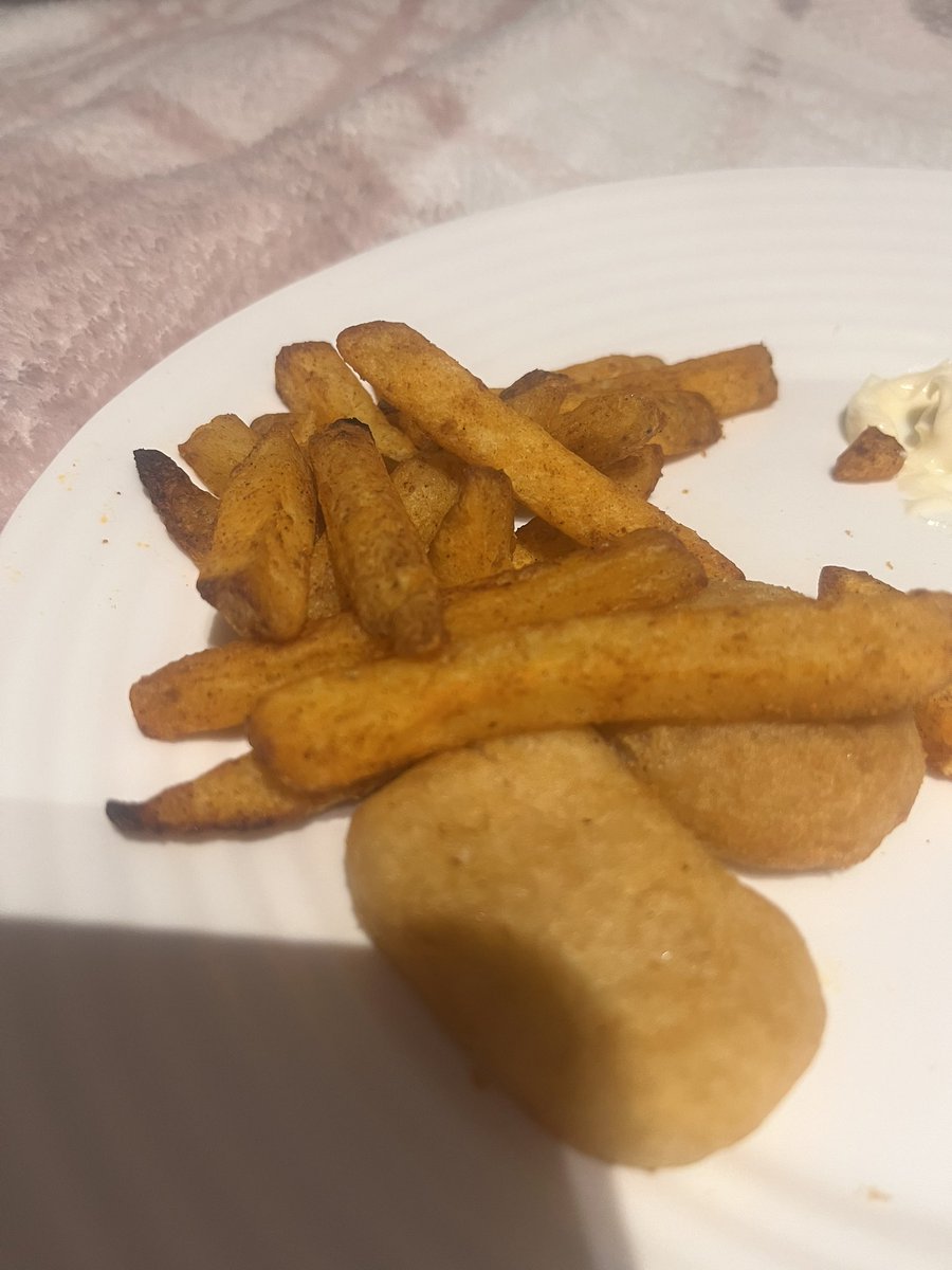 rainyxuo's tweet photo. As a picky meat eater this is my first time eating qourn nuggets omg it acc tastes like real chicken lol just no gross pieces

neurodivergent besties get thisss https://t.co/u5nzAQ3Zwq