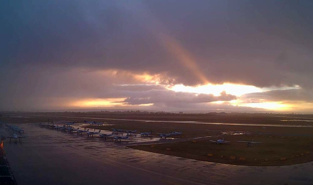 weather_wa's tweet image. A Nice Sunrise For Perth Today, The Whole Sky Turned Orange! Here Was The View From Jandakot Airport 🌄 #PerthNews #PerthSunrise #PerthWeather #SevereSunriseAlert #WesternAustralia