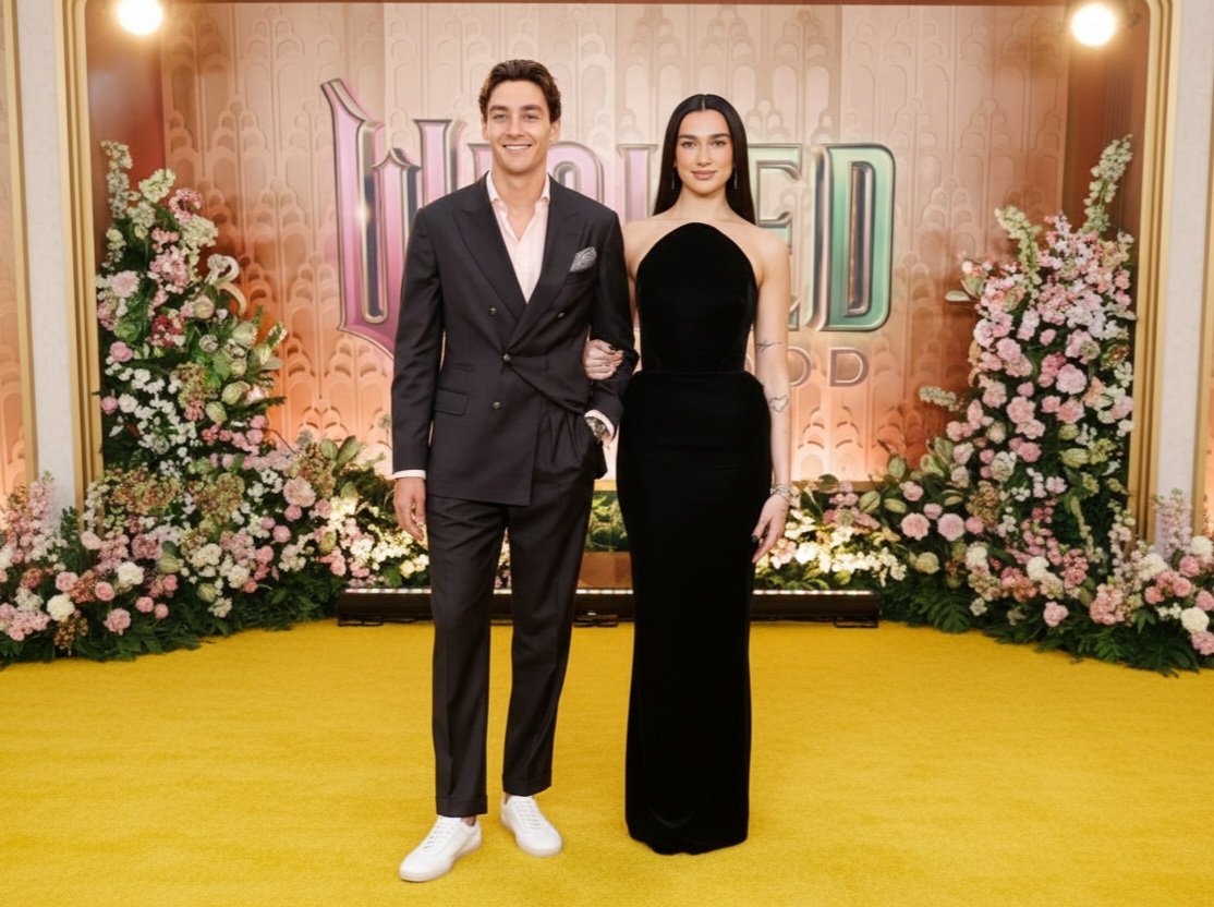 ┊ ‹﹫m͟s͟t͟r͟p͟i͟e͟c͟x͟ ⨾⠀›
» 🖋️ New post ⟡ personal log entry
⠀ 📓 Olivia’s Journal

━━  Antes de dejar Las Vegas y seguir con mi gira, nos lanzamos al evento de F1 x Wicked en donde participó mi familia.  Felicidades por esta gran colab! 

#WickedF1RP