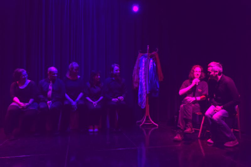 SpringinTheater's tweet image. Goed luisteren en hrt verhaal achter de woorden omzetten in een theaterscène die iedereen raakt: dat is terugspeeltheater. Leer de basis in een compacte workshop springintheater.nl/kennismaking-t… #playbacktheayre #terugspeeltheater #improvisatie