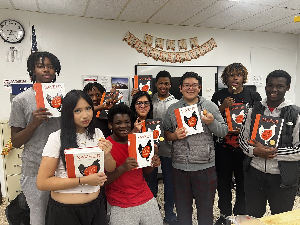 czam2974's tweet image. This weekend our MBK Culinary Arts Prgm teamed up w/ Red Door  to support our Community Pre-Thanksgiving Dinner. MBK donated delicious trays of pernil plus slides. We used our donated set of cookbooks from @SAVEURMAG which was utilized to prep the food we donated. 🙏🏽✊🏽🙏🏽