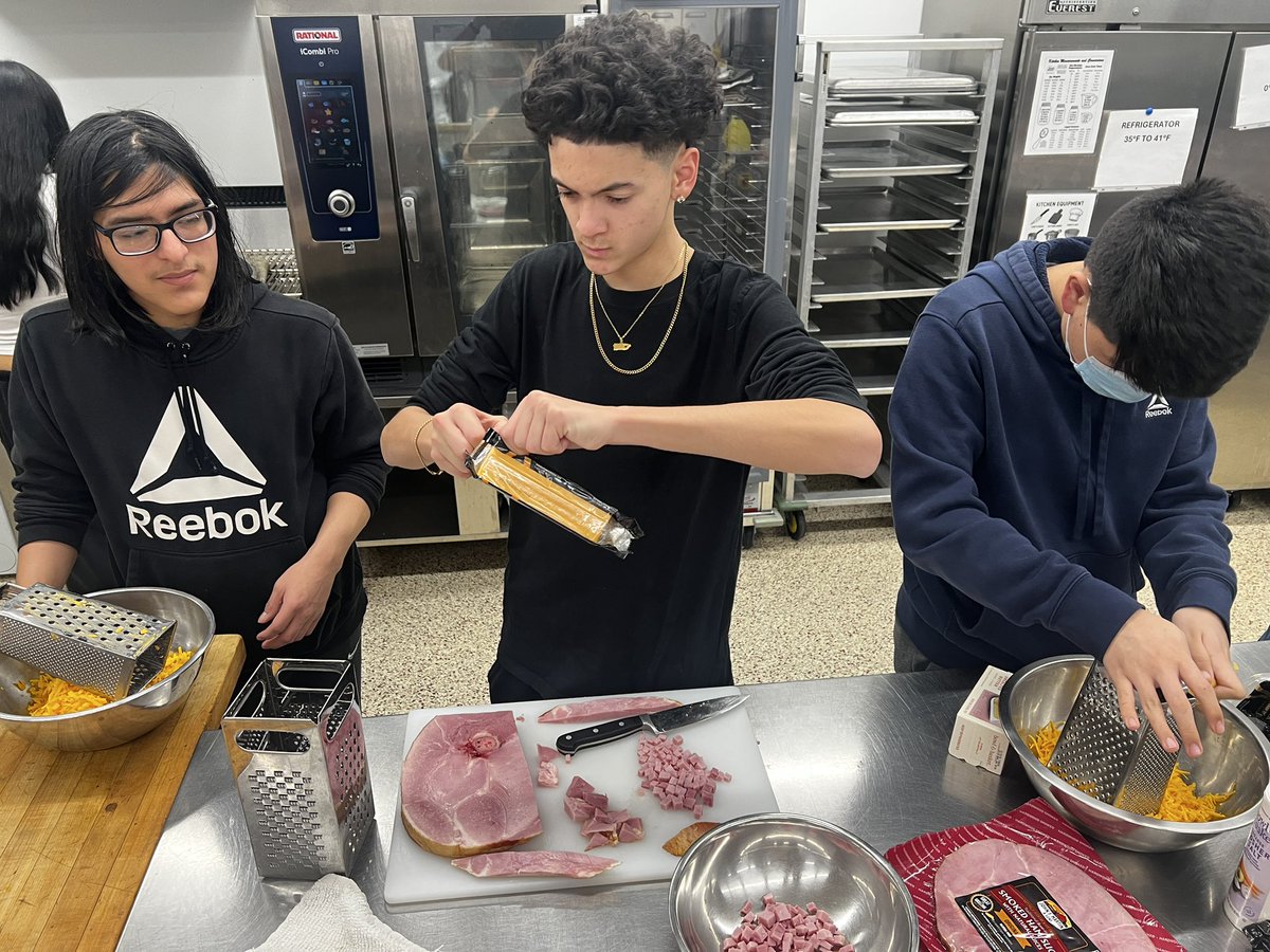 czam2974's tweet image. This weekend our MBK Culinary Arts Prgm teamed up w/ Red Door  to support our Community Pre-Thanksgiving Dinner. MBK donated delicious trays of pernil plus slides. We used our donated set of cookbooks from @SAVEURMAG which was utilized to prep the food we donated. 🙏🏽✊🏽🙏🏽