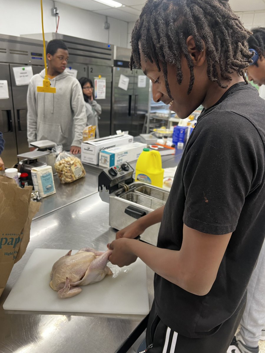 czam2974's tweet image. This weekend our MBK Culinary Arts Prgm teamed up w/ Red Door  to support our Community Pre-Thanksgiving Dinner. MBK donated delicious trays of pernil plus slides. We used our donated set of cookbooks from @SAVEURMAG which was utilized to prep the food we donated. 🙏🏽✊🏽🙏🏽