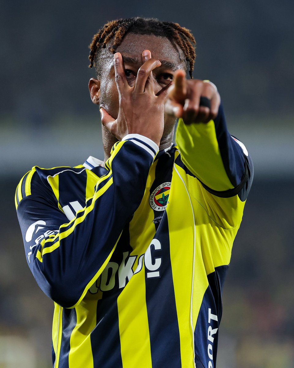 Bu çocuk küçük yaşta top oynamak için ülke değiştirip ailesinden uzak kaldı, gencecik yaşta babasını kaybetti.

Evlendi, yuva kurdu. Mali'deki ailesine de o bakıyor. Hayatın bütün zorluklarını çilesini görmüş bir kardeşiniz.

Evet fiziksel olarak küçük ama yüreği kocaman!