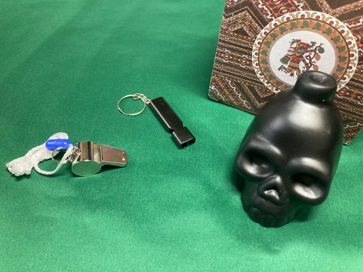 takemoto_taizo's tweet image. 【E7情報036】 #E7
いろんな笛！現在制作中のE7版『ネズミとり必勝法』で使用予定の笛です。左は郵便の配達員が吹く笛、真ん中はジェリーが叫ぶ時に使用予定の防災用の笛、そして右がアステカのデスホイッスル。トムの叫び声で使う予定です！